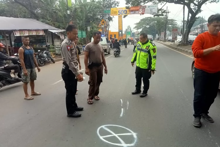 Petugas polisi saat melakukan olah TKP kecelakaan di Jalan Raya Transyogi Cileungsi-Cibubur tepatnya di Kampung Nanggewer RT 01/01 Desa Nagrak, Kecamatan Gunungputri. (Foto: Devina)