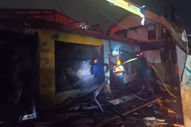 Petugas Damkar Kota Bogor melalukan proses pemadaman kios yang terbakar di Kelurahan Empang, Kota Bogor. 
