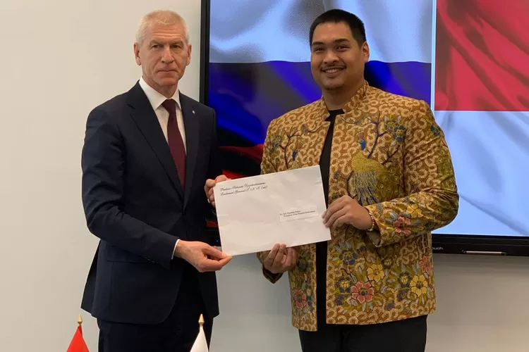 Menpora RI Dito menyerahkan titipan surat dari Menhan Prabowo Subianto untuk Presiden Rusia Vladimir Putin. (TKN)