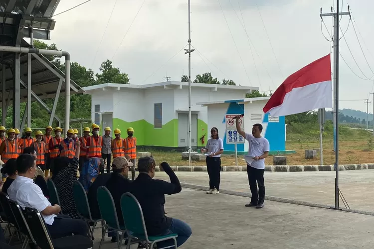 Saat peringatan Hari Peduli Sampah Nasional, Forum Peduli Sampah Seluruh Indonesia (Forpasi) mengkibarkan bendera merah putih setengah tiang di TPPAS Nambo. (Foto: Devina)