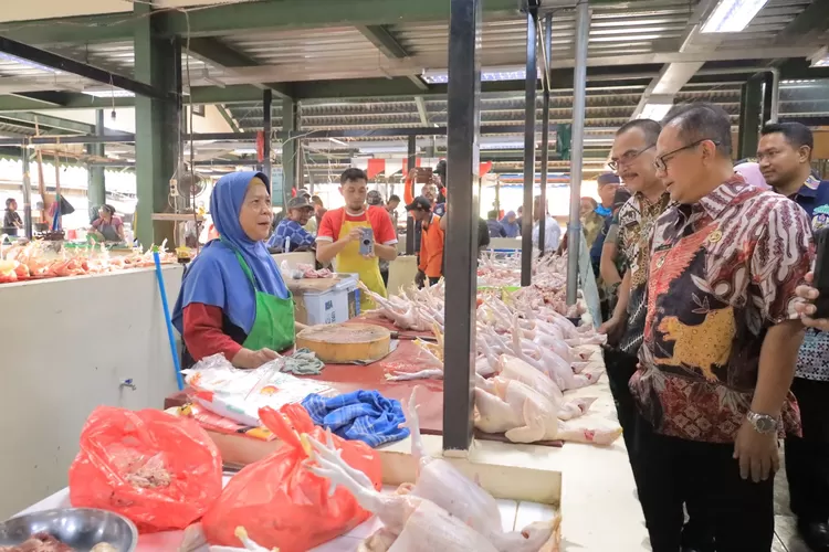 Pj Wali Kota Bekasi Gani Muhamad sidak pasar. (Pemkot Bekasi)