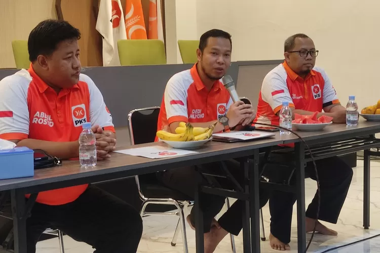 Sekretaris Umum DPD PKS Kota Bogor, Dedi Mulyono memberikan keterangan terkait hasil penghitungan suara yang dilakukan internal partainya terkait Pileg 2024 Kota Bogor. 