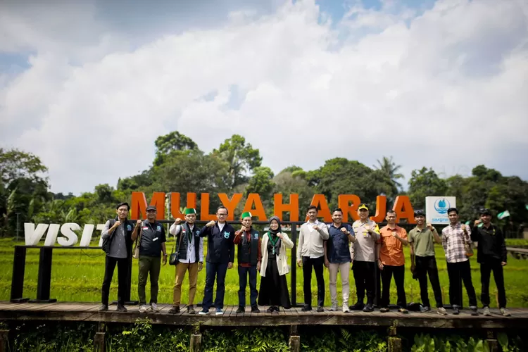 Foto bersama Wali Kota Bogor Bima Arya bersama para pengurus HMI Cabang Kota Bogor. 