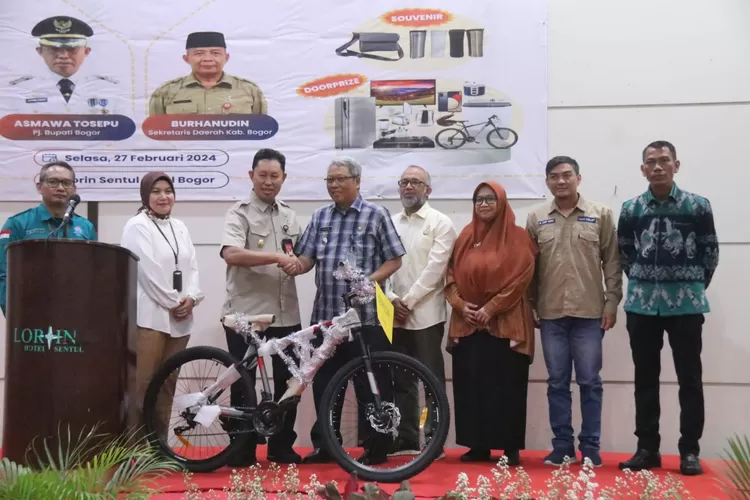 Pj Bupati Bogor Asmawa Tosepu saat menghadiri pembekalan pra purnabakti kepada ASN di lingkup Pemkab Bogor. (Foto: Diskominfo)