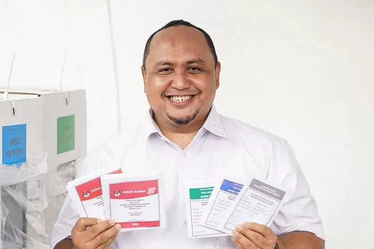 Ketua DPRD Kota Bogor Atang Trisnanto nyoblos saat Pemilu 2024