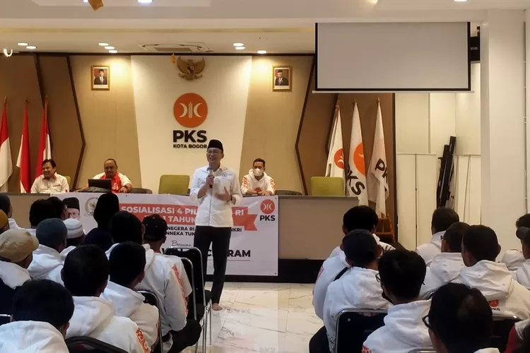 Anggota MPR RI, H Ecky Awal Mucharam memberikan pemaparan dalam kegiatan Sosialisasi 4 Pilar MPR RI di Kota Bogor baru-baru ini. 