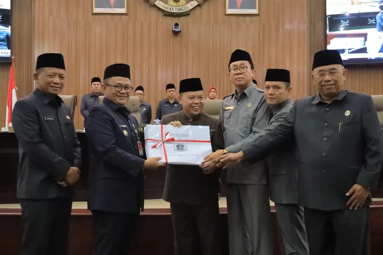 Pj Wali Kota Bekasi Gani Muhamad saat rapat paripurna DPRD Kota Bekasi (Pemkot Bekasi)