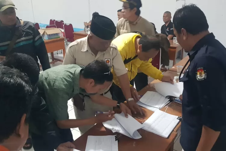 Sejumlah saksi dari partai politik tengah melakukan penandatanganan berita acara dalam hasil rapat pleno PPK Bogor Timur, Kota Bogor. 