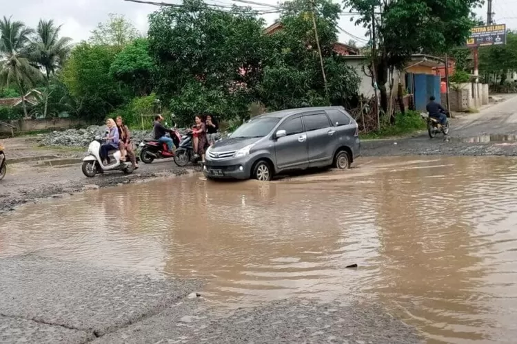 Jalan rusak di Rumpin Kabupaten Bogor