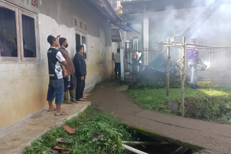 Desa Palasari, Kecamatan Cijeruk, Kabupaten Bogor lakukan fogging karena ada warga yang terkena DBD (Anto/Metropolitan)