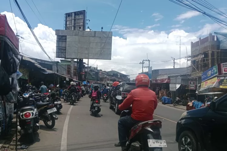 Kondisi papan reklame di sekitar Pasar Cisarua yang dianggap membahayakan