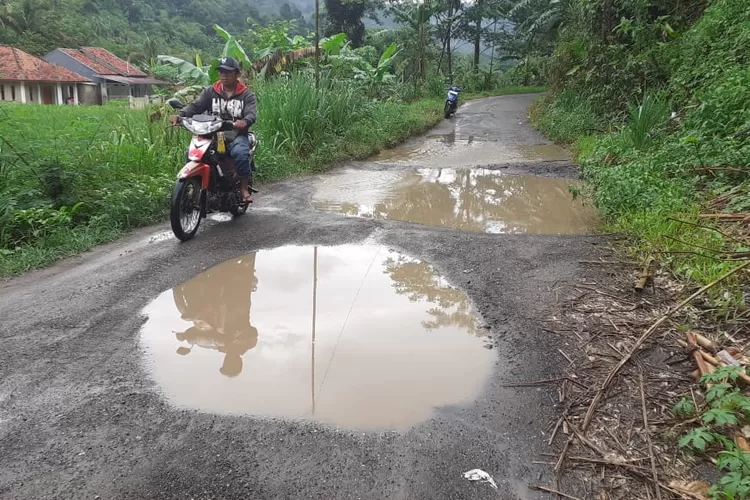 Kondisi jalan rusak di Rumpin, Kabupaten Bogor (Mulya/Metropolitan.id)