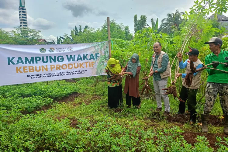  Rumah Wakaf menggandeng warga untuk memanfaatkan tanah wakaf menjadi lahan produktif dalam program Kampung Wakaf (Dok Metropolitan.id)