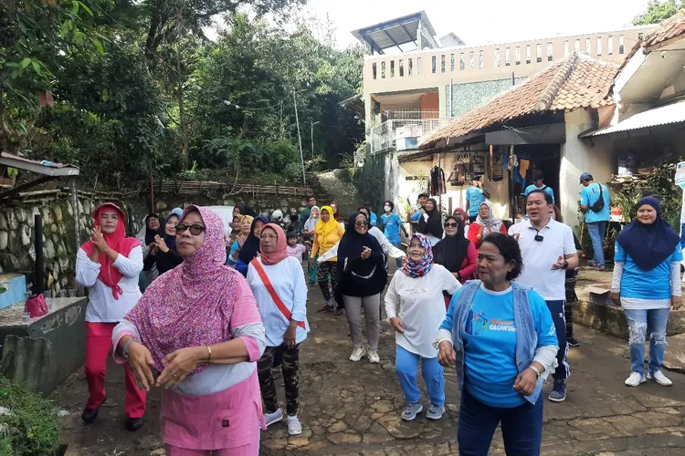 Kehebohan senam pagi yang dilakukan Dokter Rayendra bersama emak-emak asal Cibogor, Kecamatan Bogor Tengah. 