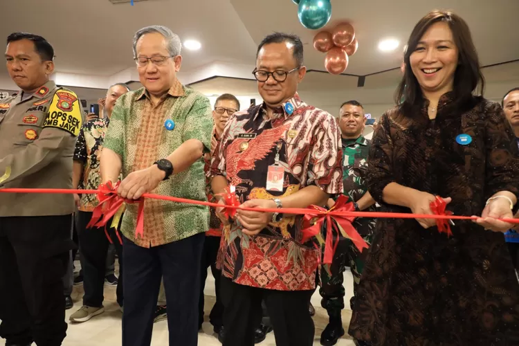 Pj Wali Kota Bekasi Gani Muhamad membuka supermarket Diamon di Revo Mall Kota Bekasi (Pemkot Bekasi)