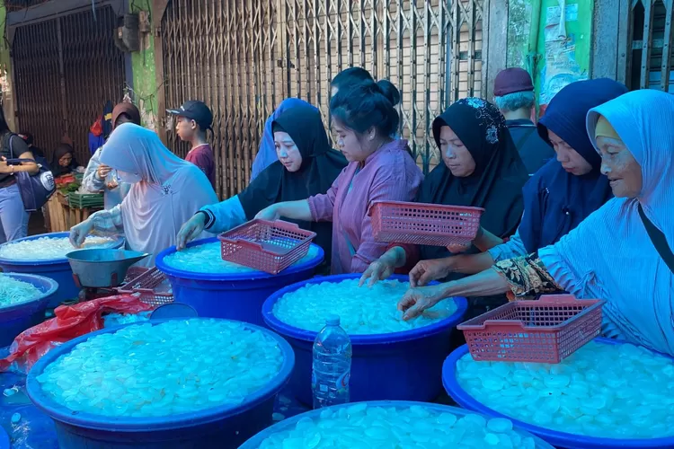 Pedagang kolang-kaling di Pasar Kebon Kembang Kota Bogor diserbu pembeli jelang Ramadan. (Dok Metropolitan)