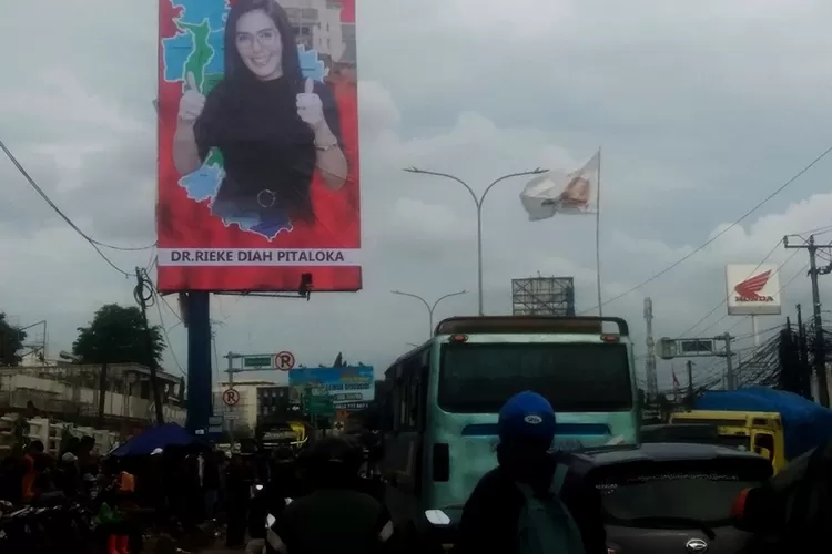 Billboard politisi PDIP Rieke Diah Pitaloka masuk bursa Calon Bupati Bekasi pada Pilkada 2024. (Radar Bekasi)