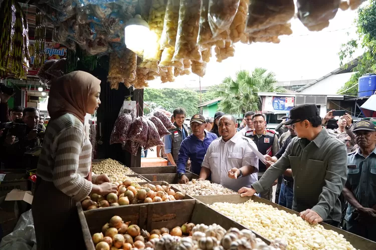 Ketua DPRD Kota Bogor Atang Trisnanto bersama Forkopimda cek harga pangan di Pasar Tekum Kemang, Kota Bogor, belum lama ini (DPRD Kota Bogor)