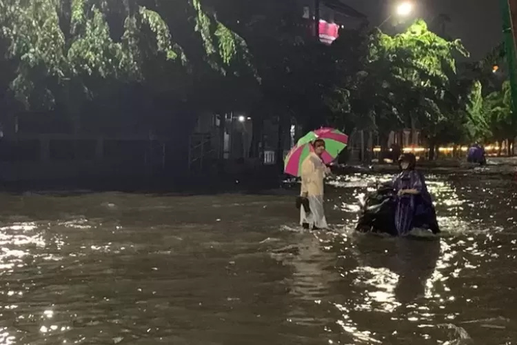 Semarang Dikepung Banjir, Ini Daftar Titik Lokasi yang Tergenang Air