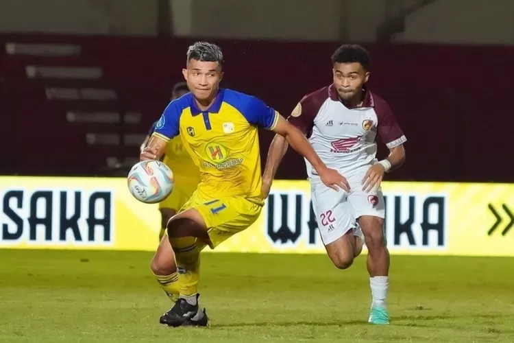 Upaya pemain Barito Putera melewati penjagaan pemain PSM Makassar di laga lanjutan BRI Liga 1 musim 2023/2024. (Instagram : psbaritoputeraofficial)