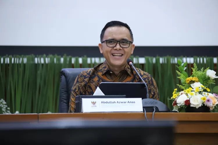 Menteri PAN RB Azwar Anas saat Konferensi Pers Pemberian THR dan Gaji 13 Tahun 2024 di Kantor Kementerian Keuangan, Jakarta, Jumat (15/03) (Kemenpan RB)