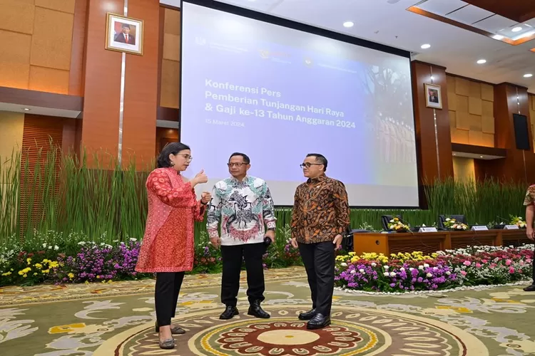 Menteri Keuangan Sri Mulyani, Menteri Pendayagunaan Aparatur Negara dan Reformasi Birokrasi (PAN-RB) Azwar Anas dan Menteri Dalam Negeri Tito Karnavian saat jumpa pers terkait pencairan THR dan gaji ke 13. (Dok Kemenkeu )