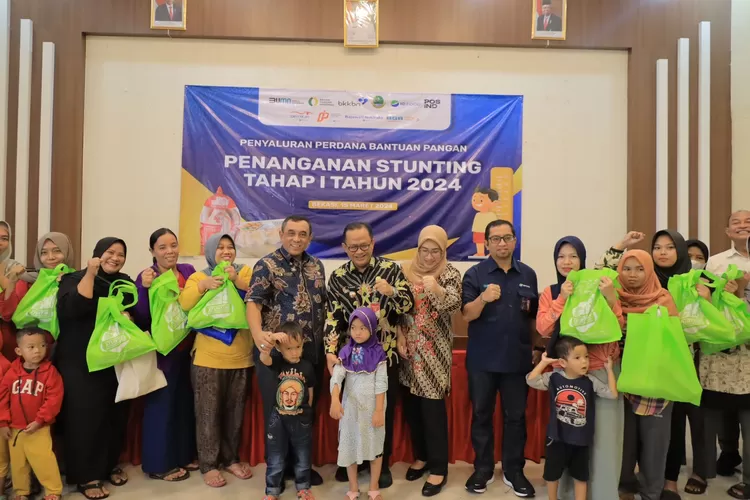 Pj Wali Kota Bekasi Gani Muhamad memberikan bantuan pangan penanganan stunting buat warga Kecamatan Jatisampurna. (Pemkot Bekasi)