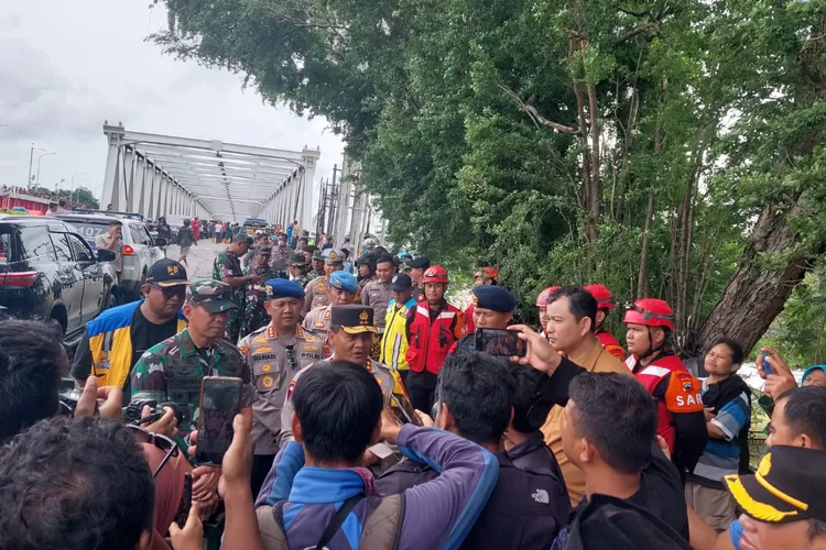 Kapolda Jawa Tengah Irjen Ahmad Lutfi dan Pangdam IV Diponegoro May. Jend. Deddy Suryadi diterima Bupati Demak Eisti'anah setelah turun dari Pesawat Heli seusai meninjau lokasi banjir di Kecamatan Karanganyar Demak, Minggu (17/3/24).  (Dok Pemkab Demak)