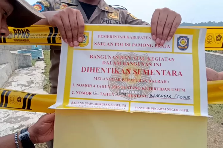 Satpol PP Kabupaten Bogor saat menyegel pemakaman etnis Tionghoa di Jonggol karena tak berizin, beberapa waktu lalu. Kini segel dicabut meskipun belum ada izin. (istimewa)
