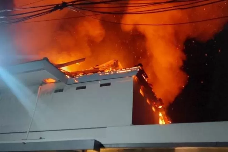Kobaran api membakar salah satu gedung di RS Gatoel Kota Mojokerto, Kamis (21/3) dini hari. (Foto: Farisma Romawan/Radar Mojokerto )