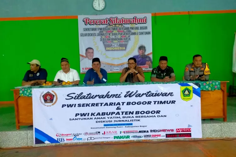 Ketua PWI Kabupaten Bogor, Subagiyo didampingi Wakil Ketua 1 Bidang Organisasi Keprofesian dan Kewartawanan (OKK), Dedy Firdaus beserta jajaran, dan Camat Gunung Putri, Kurnia Indra, Kapolsek Gunung Putri AKP Didin Komarudin, hingga Danramil 0621-05 Kapt. Kav. Ahmadin.