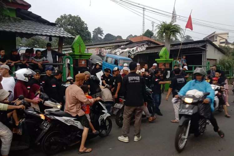 Paguyuban Cipelang Herang bagi-bagi takjil untuk buka puasa Ramadan para pengendara di depan Pasar Cijeruk, Bogor (Anto/Metropolitan)