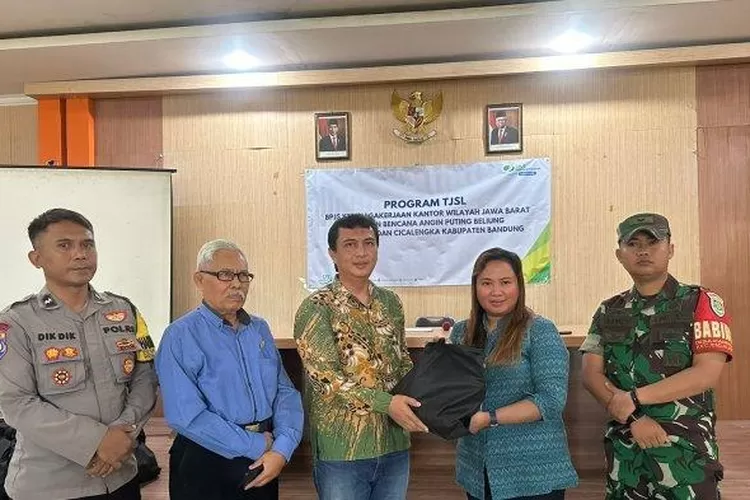  BPJS Ketenagakerjaan (BPJAMSOSTEK) Kantor Wilayah Jawa Barat melaksanakan Program Tanggung Jawab Sosial Lingkungan (TSL) dengan menyalurkan sejumlah bantuan bencana di Cicalengka dan Bandung Barat. (BPJS)