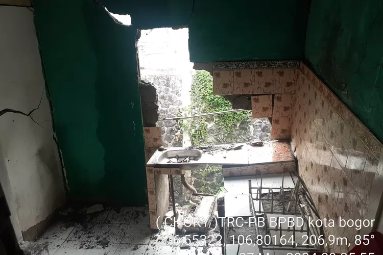 Kondisi rumah warga di Sukaresmi Kota Bogor mengalami kerusakan akibat pergerakan tanah. (Dok BPBD Kota Bogor) 