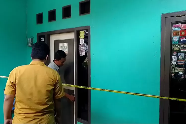 Petugas kepolisian melakukan olah TKP korban pembunuhan terhadap seorang istri yang dilakukan suaminya sendiri di Kampung Johar, Kota Bogor. 