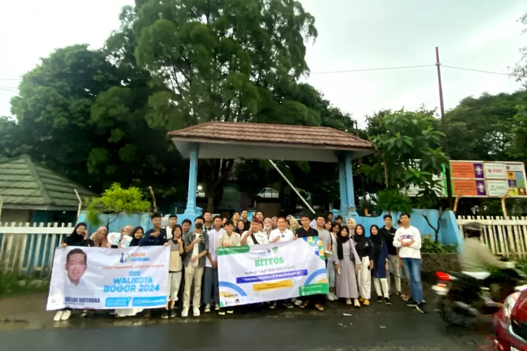 Foto bersama Bakal Calon Wali Kota Bogor, Dokter Rayendra bersama OSIS SMK se-Kota Bogor dalam kegiatan berbagi takjil. 