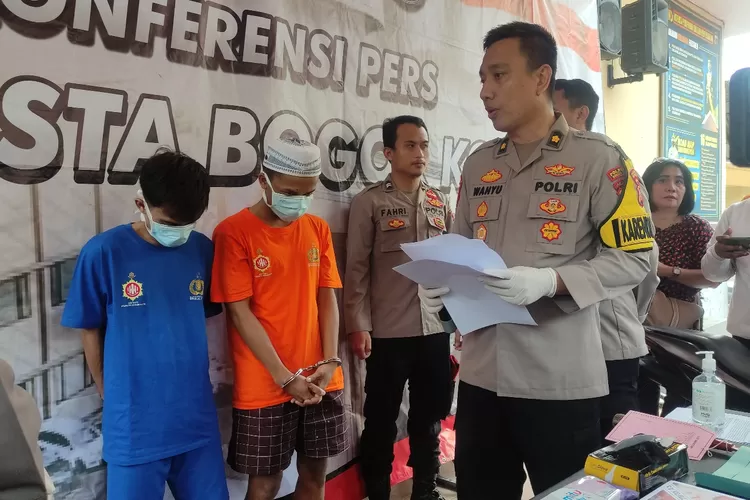 Reyza Mulyana, pelaku penusukan terhadap istrinya sendiri menggunakan obeng hingga tewas hanya bisa tertunduk saat pres rilis di Mako Polresta Bogor Kota. 