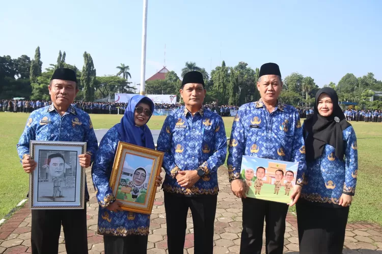Camat Cibinong, Acep Sajidin melepas dua staf kelurahan yang masuk purna bakti. 