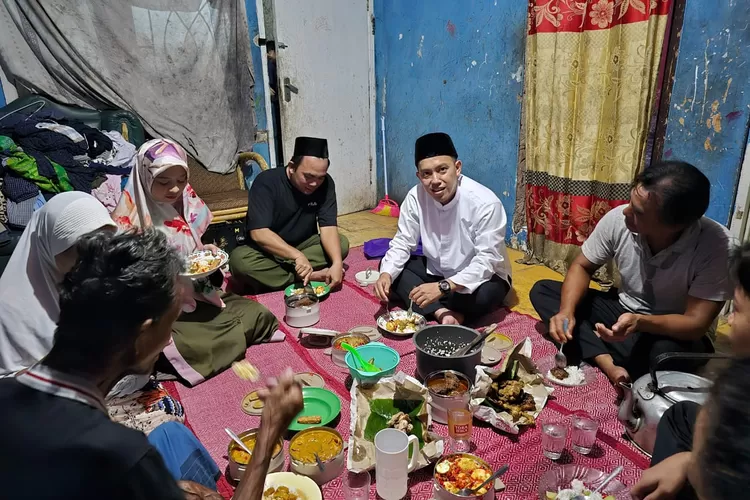 Bakal Calon Wali Kota Bogor, Sendi Fardiansyah bersama istri berkesempatan diri ikut makan sahur bareng warga kurang mampu di Kota Bogor. 