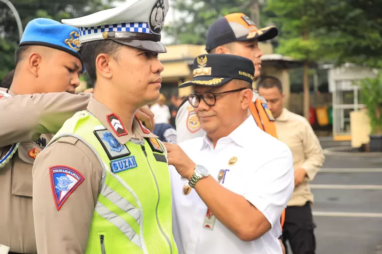 Pj Wali Kota Bekasi Gani Muhamad melepas petugas Operasi Ketupat Jaya untuk mengamankan arus mudik Lebaran. (Pemkot Bekasi)