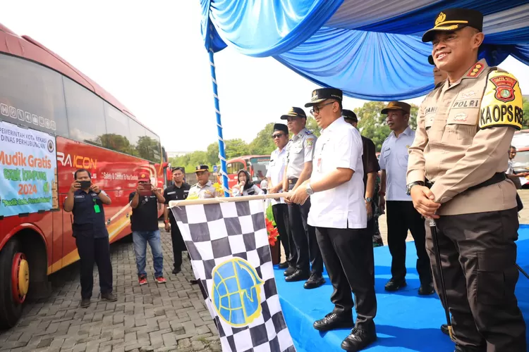 Pj Wali Kota Bekasi Gani Muhamad melepas bus mudik gratis yang angkut 550 pemudik Lebaran ke tiga kota. (Pemkot Bekasi)