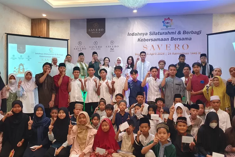 Ratusan anak yatim semringah setelah mendaptkan santunan. 