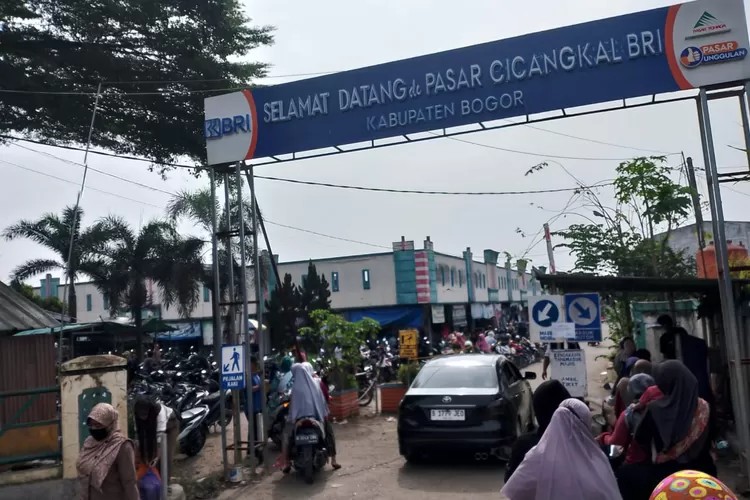 Mendekati Lebaran, pengunjung pasar Cicangkal Sukamulya Rumpin, Kabupaten Bogor kian membludak. (Nasir/Metropolitan)