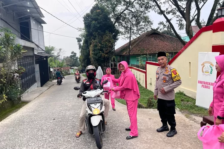 Ibu Bhayangkari Ranting Tamansari membagikan takjil kepada pengendara yang melintas. 