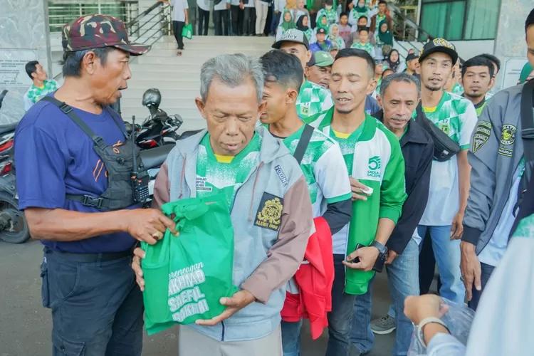 ASB Institute membagikan paket lebaran kepada 500 warga Kota Bogor. 