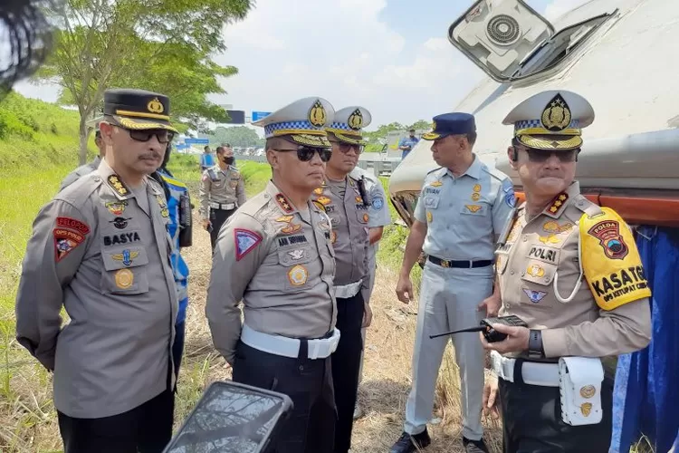 Kakorlantas Polri Irjen Pol. Aan Suhanan bersama Dirut PT. Jasa Raharja Rivan Purwantono turun langsung ke lokasi kecelakaan tunggal yang melibatkan Bus Rosalia Indah di KM 370 Tol Batang -Semarang.  (Humas Polri)