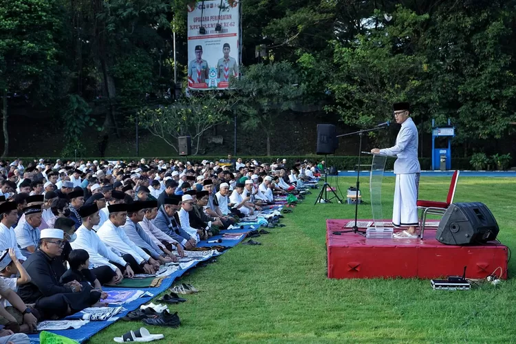 Bima Arya menyampaikan salat Idul Fitri di tahun 2024 ini menjadi momen terakhir melaksanakan salat Idul Fitri bersama warga sebagai Wali Kota Bogor. (Pemkot Bogor)