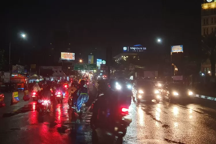 Arus lalu lintas saat libur lebaran di jalur Puncak Bogor. (Devina/Metropolitan)