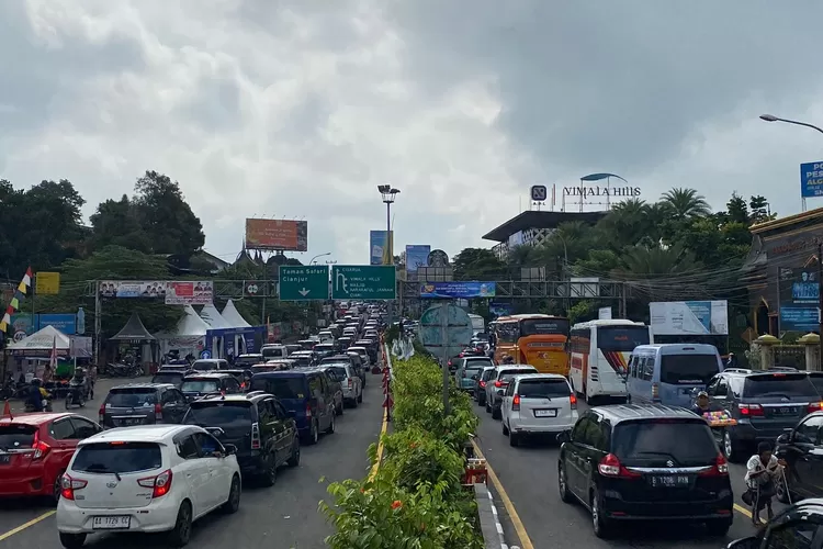 Volume kendaraan meningkat di kawasan simpang Gadog Puncak,  Kabupaten Bogor. (Devina/Metropolitan)