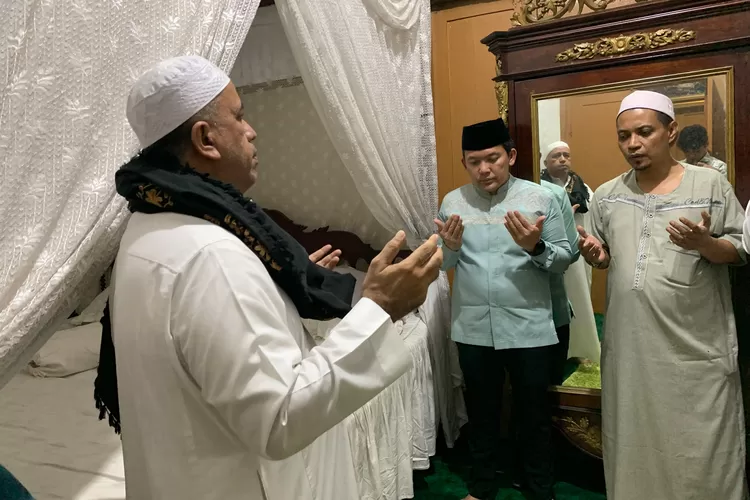 Dokter Rayendra tengah berdoa saat melakukan napak tilas ke Makam Keramat Empang Bogor. 